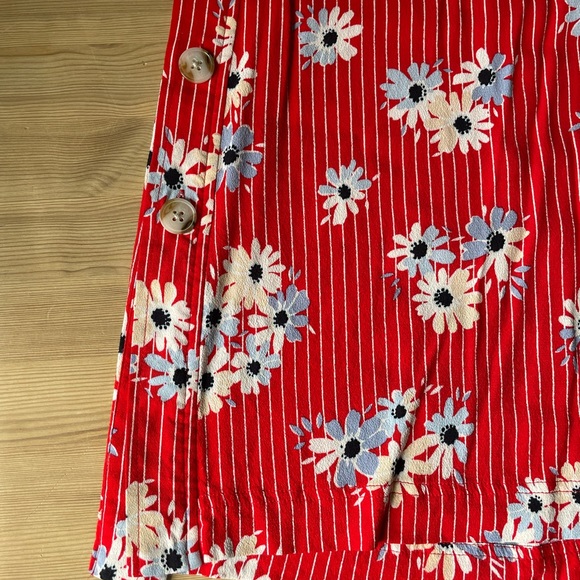 🌸 A-Line Floral Button Skirt 🌸 - Picture 3 of 9